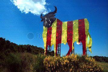 katalanisch nationalfarbener Stier in Spanien
