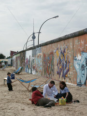 Berlin  Picknick hinter der Mauer der East-Side-Gallery