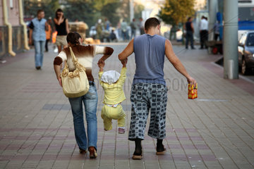 Brest  Weissrussland  eine junge Familie beim Spazieren in der Stadt