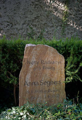 Berlin  Deutschland  Grab von Anna Seghers auf dem Dorotheenstaedtischen Friedhof