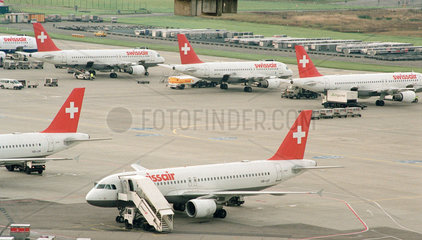 Zuerich  Schweiz  Flughafen Kloten mit Swissair Flugzeugen