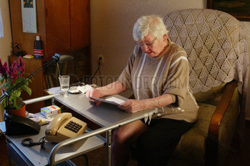Eine Rentnerin liest ihren Rentenbescheid