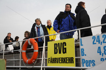 Berlin  Deutschland  Menschen auf einer Faehre am Wannsee