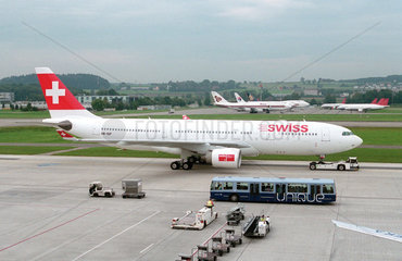 Flugzeug der Swiss Air Lines rollt zur Startbahn