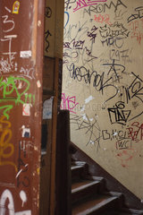 Berlin  Deutschland  mit Graffiti verschmiertes Treppenhaus in einem Altbau