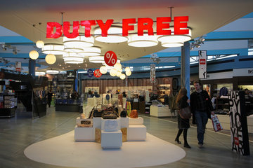Istanbul  Tuerkei  der Duty Free Shop im Atatuerk International Airport