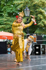 Berlin  Deutschland  kambodschanische Taenzer auf dem 48 Stunden Neukoelln-Kulturfestival