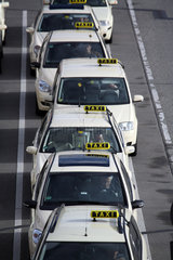 Berlin  Deutschland  Taxen in einer Warteschlange am Taxistand
