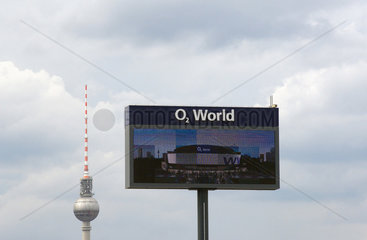 Berlin  Deutschland  Fernsehturm und Leuchttafel der O2 World