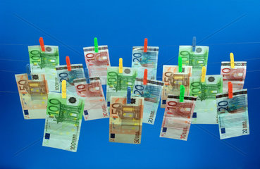 Eurogeldscheine haengen auf einer Waescheleine