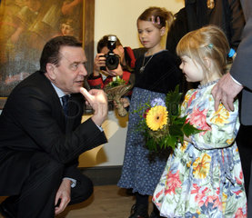 Husum  Gerhard Schroeder mit Blumenmaedchen