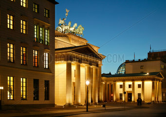 Berlin  Brandenburger Tor  Quadriga und Reichstagskuppel