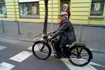 Kattowitz  Polen  ein alter Mann auf einem Motorrad Adler M 100