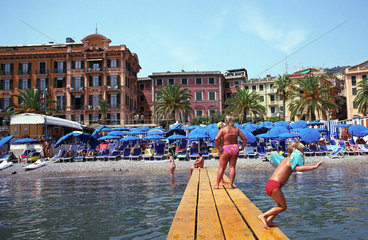 Der Strand des Kuestenortes Portofino