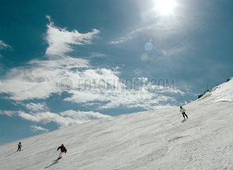 Skifahrer auf einer Piste am Staetzerhorn bei Valbella