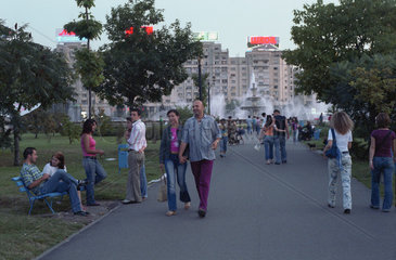 Menschen im Park am Platz der Einheit (Piata Unirii) in Bukarest