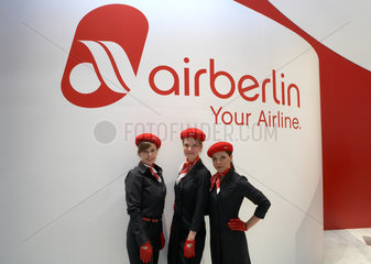 Berlin  Deutschland  drei junge Stewardessen der Fluglinie Air Berlin auf der ITB