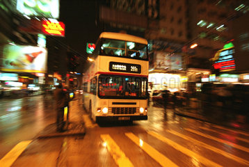 Bus im naechtlichen Hongkong