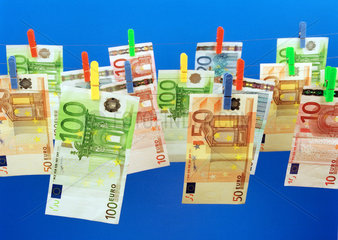 Eurogeldscheine haengen auf einer Waescheleine