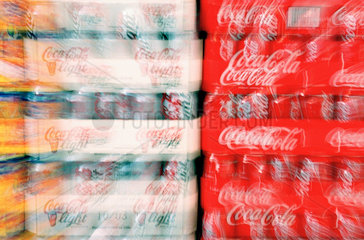 Getraenkedosen aus dem Hause Coca Cola im Supermarkt.