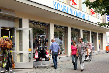 Koenigs Wusterhausen  Deutschland  Passanten vor dem Konsum Kaufhaus