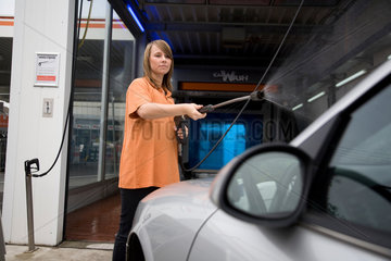 Euskirchen  Deutschland  eine Auszubildende zur Tankwartin waescht ein Auto