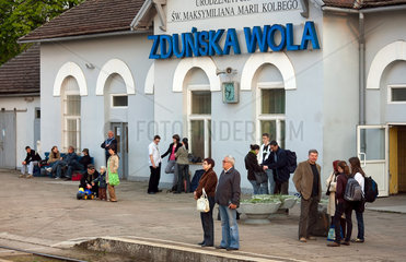 Zdunska Wola  Polen  Passagiere warten am Bahnhof der PKP