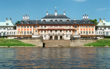 Blick von der Elbe aus auf Schloss Pillnitz bei Dresden