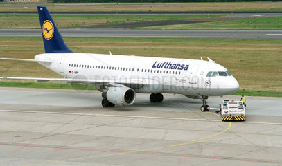 Flugzeug der Lufthansa in Berlin-Tegel
