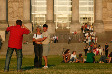 Berlin  Besucher des Reichstags lassen sich fotografieren