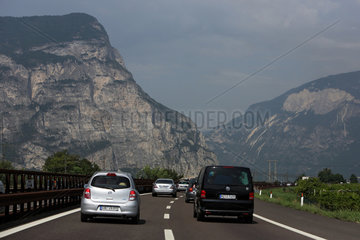 Mezzocorona  Italien  Autos auf der Brennerautobahn A22