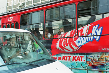 Werbung von KitKat Chunky auf einer Strassenbahn in Sofia