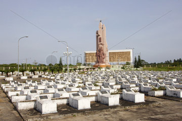 Vietnamesischer Heldenfriedhof mit symmetrischen Graebern
