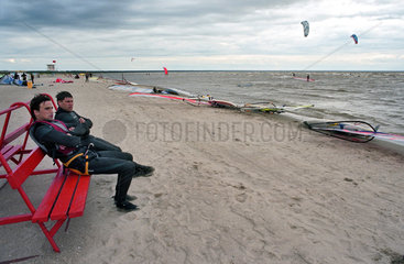 Kitesurfer auf einer Bank am Strand von Paernu Estland