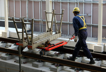Yokohama  Japan  Bauarbeiter verlegt Gleise