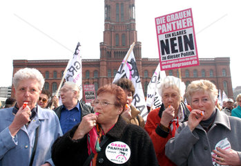Demo der Grauen Panther gegen Rentenkuerzung  Berlin