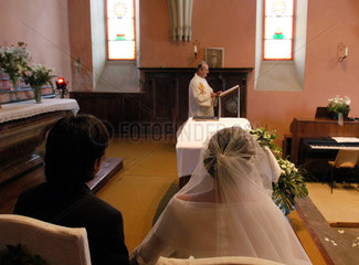 Hochzeitspaar heiratet in einer Kirche