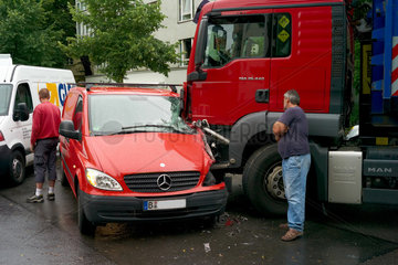 Berlin  Deutschland  Unfall  Vorfahrt missachtet beim Linksabbiegen
