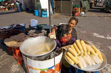Seoul  Suedkorea  alte Frau verkauft Maiskolben auf dem Namdaemun Marktes