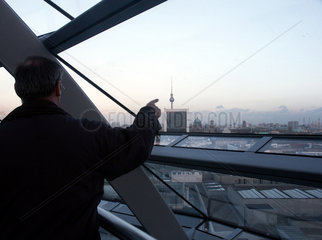 Berlin  Blick aus der Reichstagskuppel bei Daemmerung