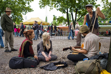 Berlin  Deutschland  Strassenmusiker auf dem Troedelmarkt im Mauerpark