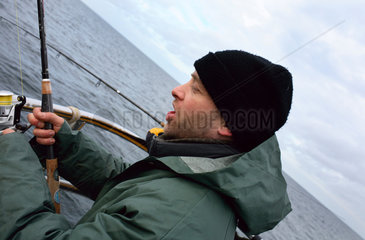 Wismar  Mann beim Angeln auf der Ostsee