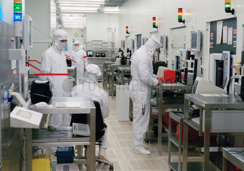 Mitarbeiter in Schutzanzug im Reinstraum bei Infineon