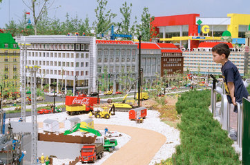 Junge vor Berliner Miniaturen im deutschen Legoland