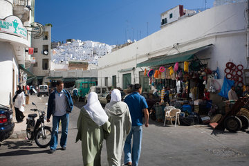 Marokko  Menschen laufen durch die Stadt