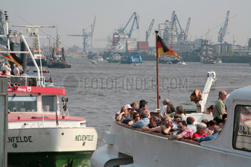 Hamburg  Deutschland  Hamburg Hafengeburtstag  Zuschauer auf einem Ausflugsschiff