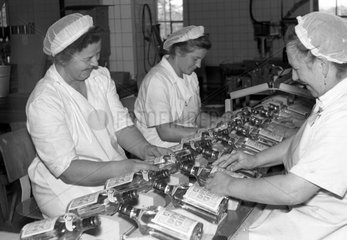 Dresden  DDR  Arbeiterinnen am Fliessband der Spirituosenfabrik VEB Bramsch Dresden