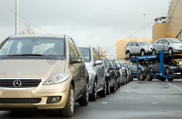 Bremen  Deutschland  Jahreswagen auf dem Gelaende des Mercedes-Benz Werkes