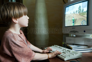 Heidenau  Deutschland  Junge vor einem Computerspiel