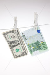 Berlin  Deutschland  100 Euro-Schein und 1-Dollarschein an einer Waescheleine